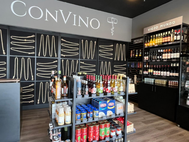 Interior de ConVino en Río Oro de Santa Ana