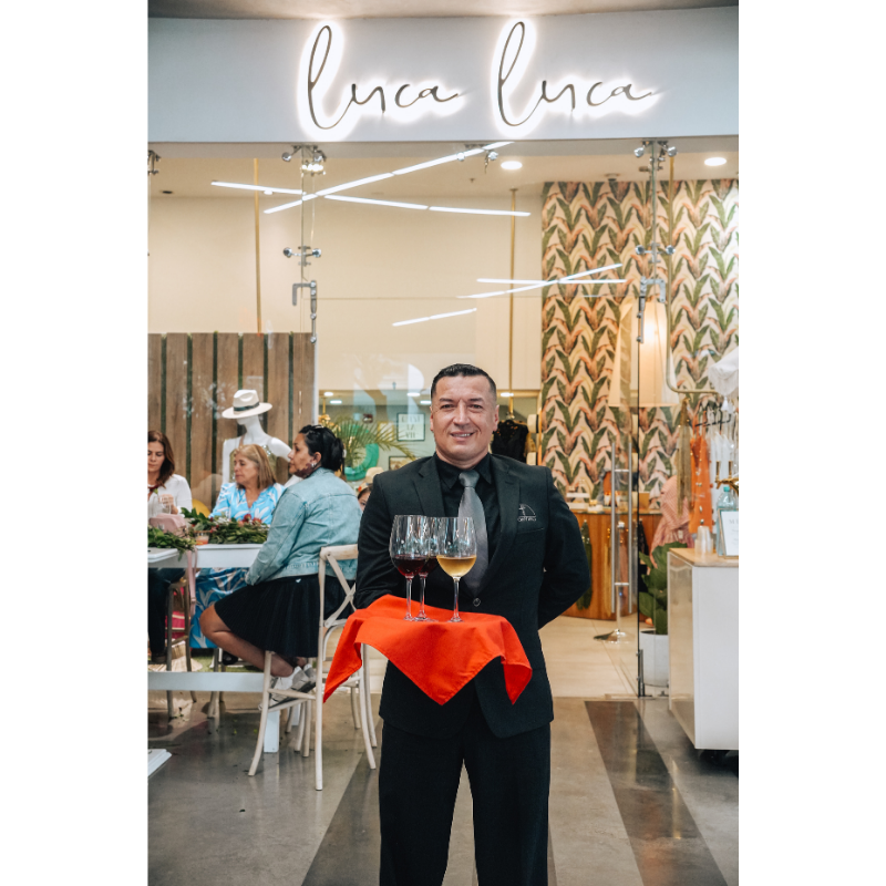 Anfitrión de BONISA sirviendo copas de vino en una activación